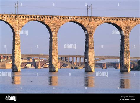 ¡Sumérgete en la Historia con el Puente de los Tres Arcos! Una joya arquitectónica del siglo XIX con vistas impresionantes.