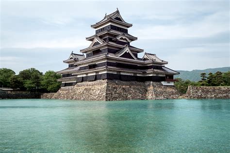  El Castillo de Matsumoto: Una Fortaleza Imponente que te Transportará a la Era Samurai