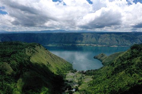  El Lago Toba: Una caldera volcánica gigante con aguas cristalinas y leyendas ancestrales!