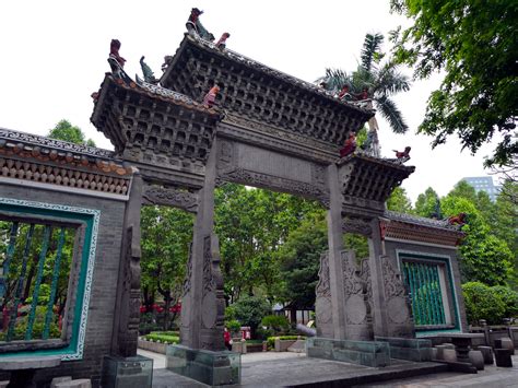 ¡Sumérgete en la Historia y la Belleza del Templo ancestral de Qi Huang! Un tesoro arquitectónico de Foshan que te dejará sin aliento