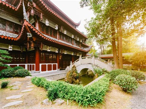 ¡Sumérgete en la historia milenaria del Templo de Wenshu! Santuario budista con exquisita arquitectura y un jardín zen tranquilo.