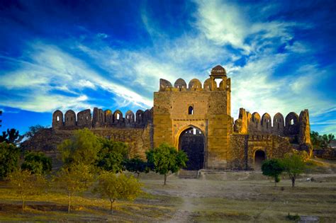  El Fuerte Rohtas: ¡Una joya histórica en las montañas de Pakistán!